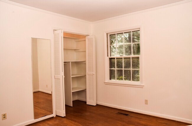 Foto del edificio - 2432 Tryon Rd