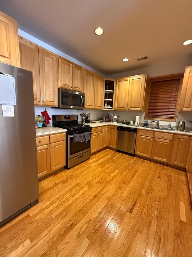 Building Photo - 654 W Briar Pl