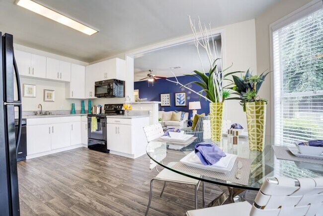 Foto del edificio - Modern Living with Breezy Comfort!