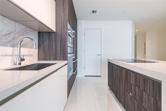 Building Photo - 851 NE 1st Ave