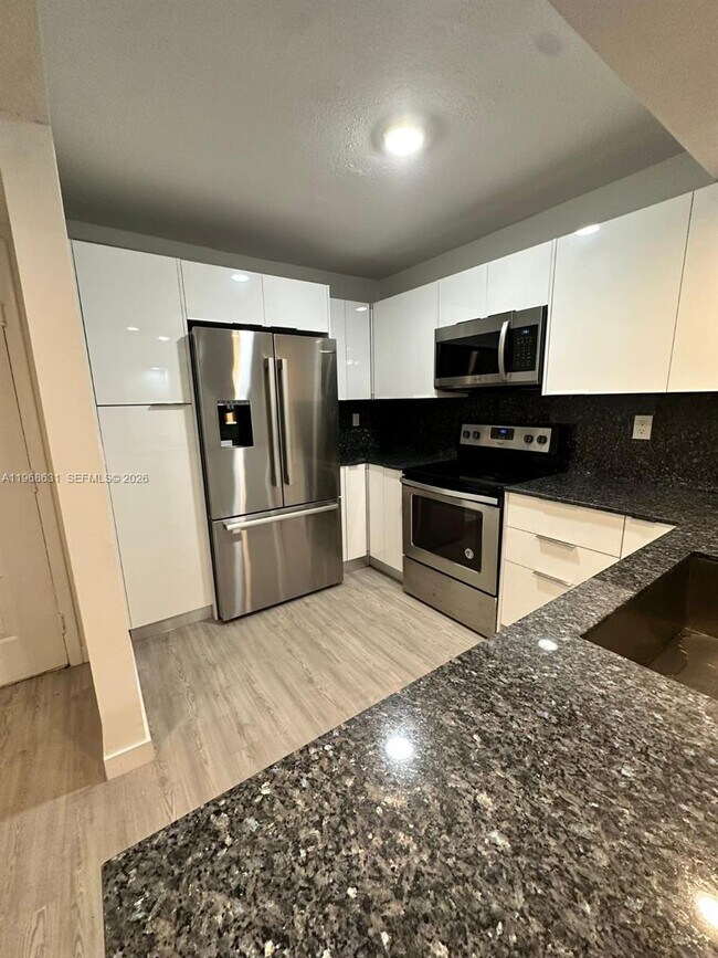 Foto del edificio - 4640 NW 102nd Ave