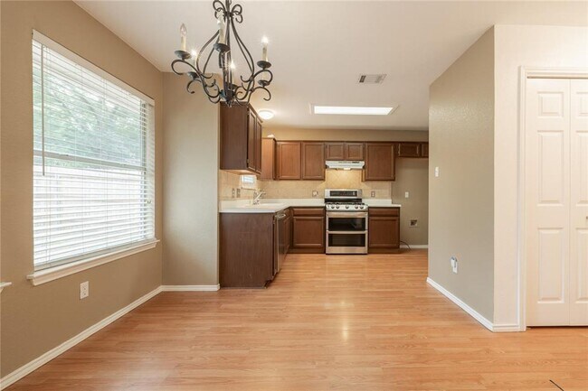 Foto del edificio - No Carpet! Tons of Space! Beautiful backyard with large covered patio!