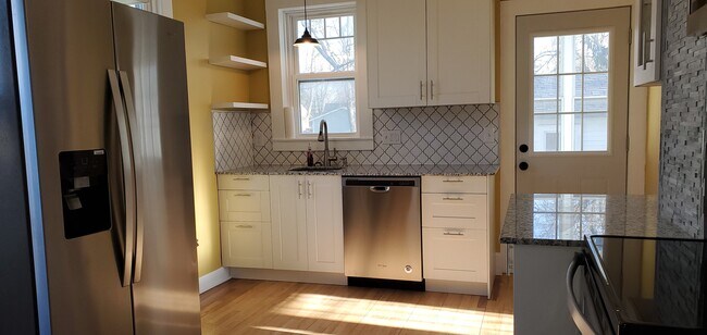 Foto del edificio - 332 E 5th St