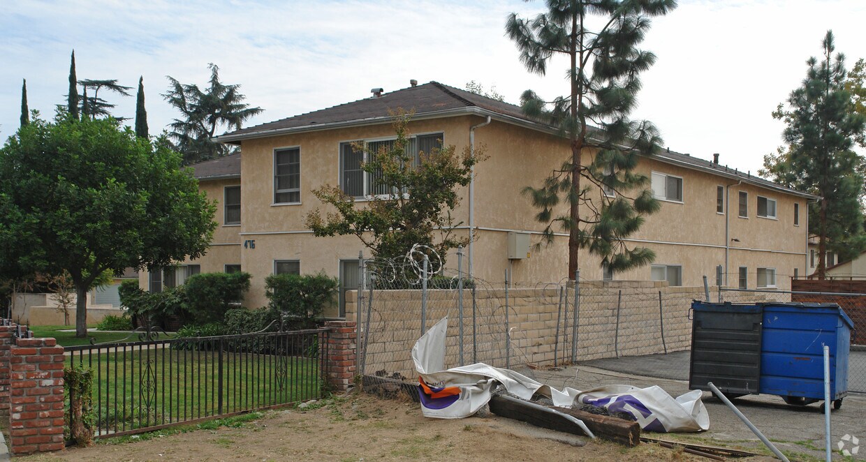 Foto del edificio - 476 Woodbury Rd
