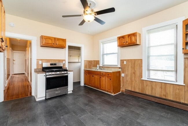 Building Photo - 46 Houghton St