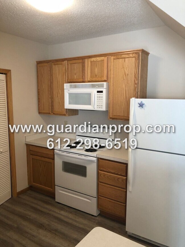 Foto del edificio - Shoreview Townhouse Available October 1, Open Floor Plan, Jacuzzi Tub, Fireplace, Attached Garage