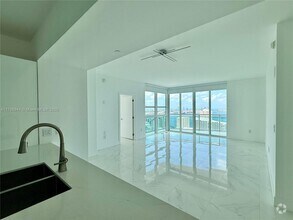 Building Photo - 950 Brickell Bay Dr