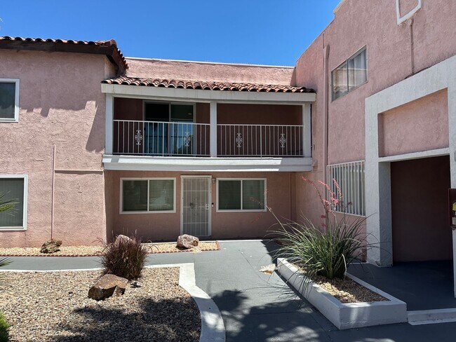 Foto del edificio - SE Desert Inn and Eastern!! Townhouse with 2 parking Spaces!! Recent Remodel!!