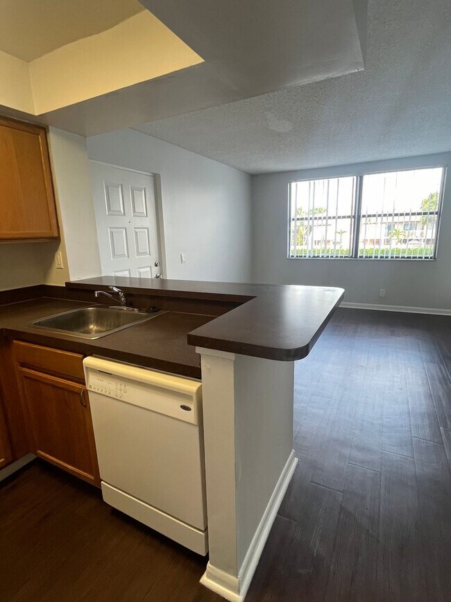 Foto del edificio - ONE BEDROOM ONE BATHROOM!! Waterfront Comm...
