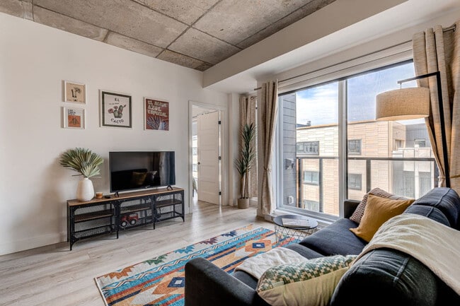 Building Photo - 735 Boulevard Charest E