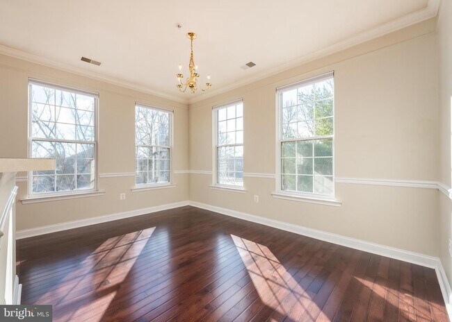 Building Photo - 5801 Clipper Ln