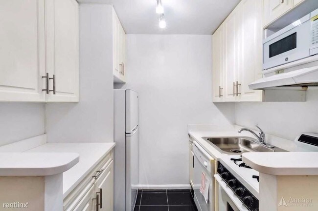 Building Photo - Studio, 1 bath  - 223 E 74th St