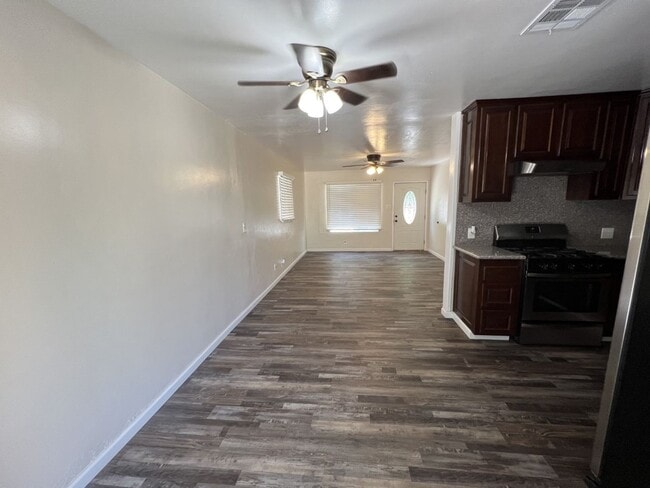 Building Photo - Charming 2 Bed/1 Bath Home in Lamont w/ RBP & $0 Deposit Option