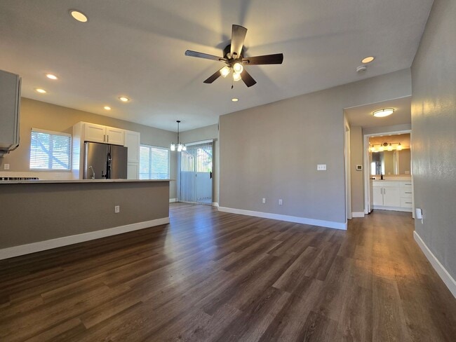 Building Photo - A Fabulous 2 Bedroom Condo with a Garage i...