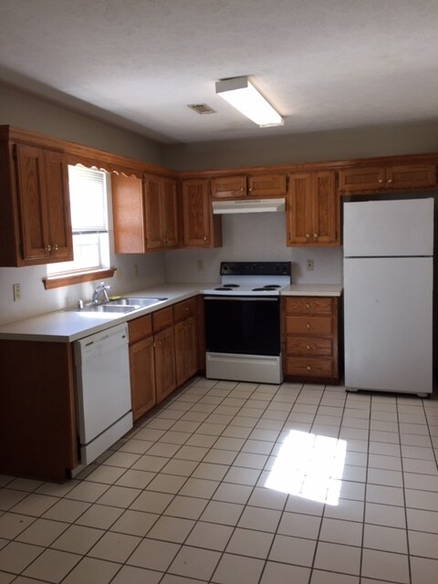 Foto del edificio - 68 Oak Grove Cir