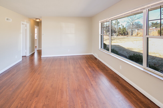 Building Photo - 569 Mapleview Dr