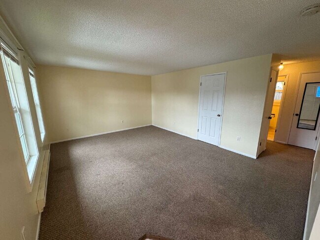 Foto del edificio - Milwaukie Tri-plex, 2-Bedroom, Near Transp...