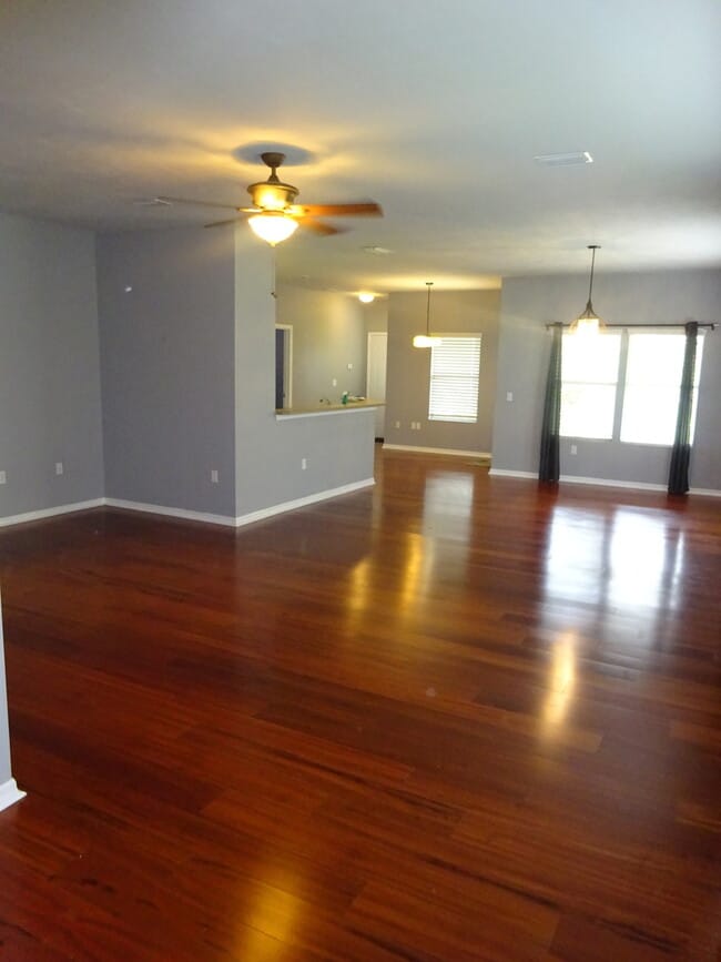 Building Photo - Great Home in Ellis Park. Sub Lease