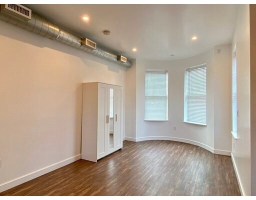 Building Photo - 105 Broadway