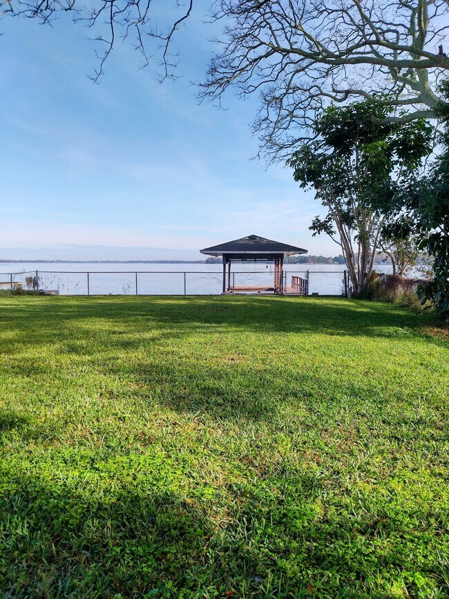 Foto del edificio - 141 Lake Shore Dr N