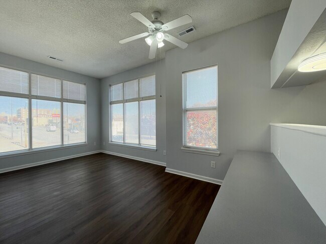 Foto del edificio - 3800 Broadway Blvd