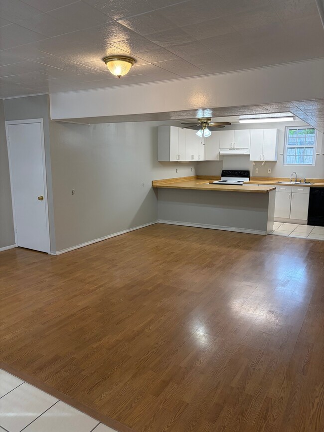 Building Photo - 396 Tudor Ave