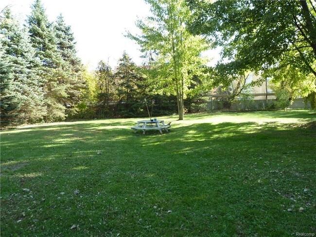 Foto del edificio - 47550 Sugarbush Rd