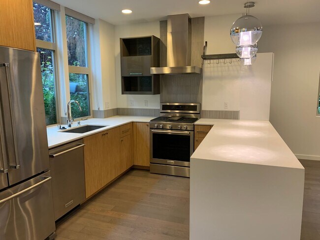 Foto del edificio - Stunning home in the heart of the city!