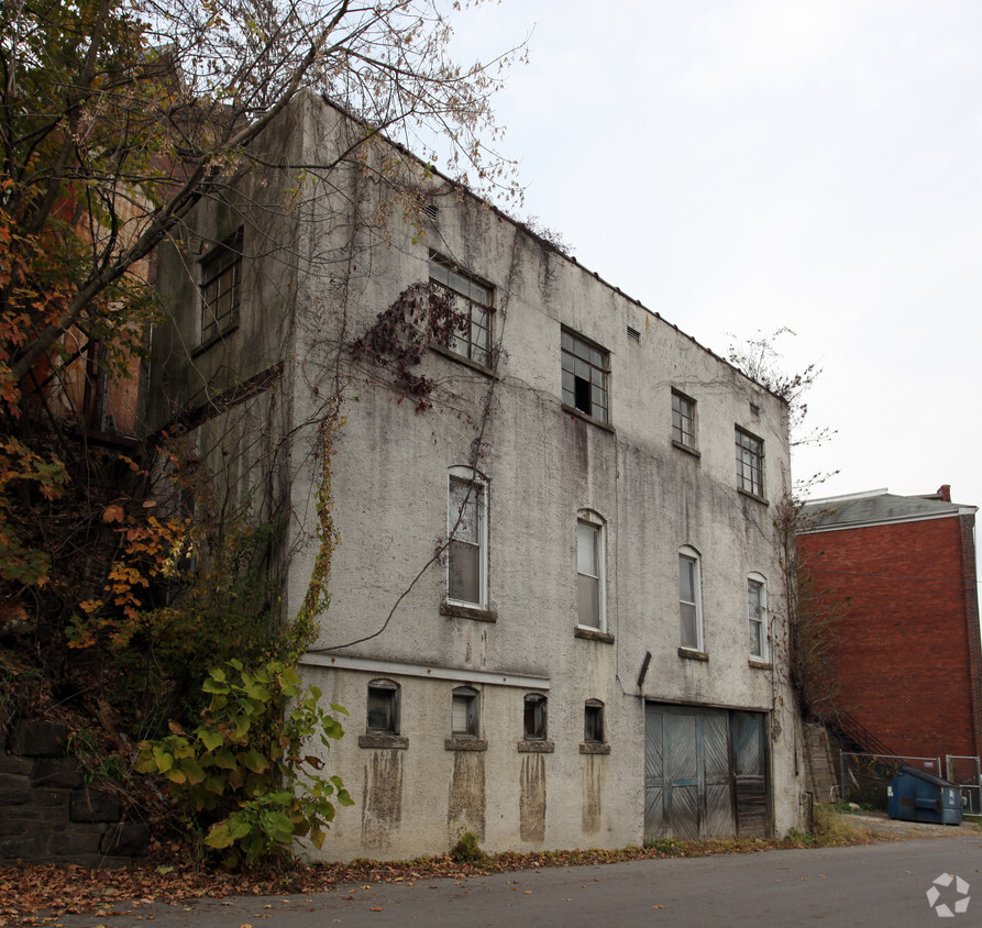 Building Photo - 210 Cleveland Ave