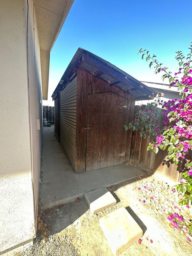 Foto del edificio - SW Visalia Home coming soon!!