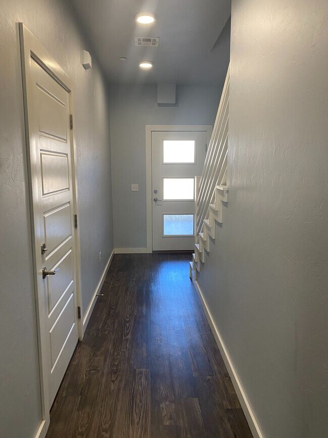 Building Photo - Townhouse in Moore! 3 bedroom, 2.5 bathroom, 1 car garage