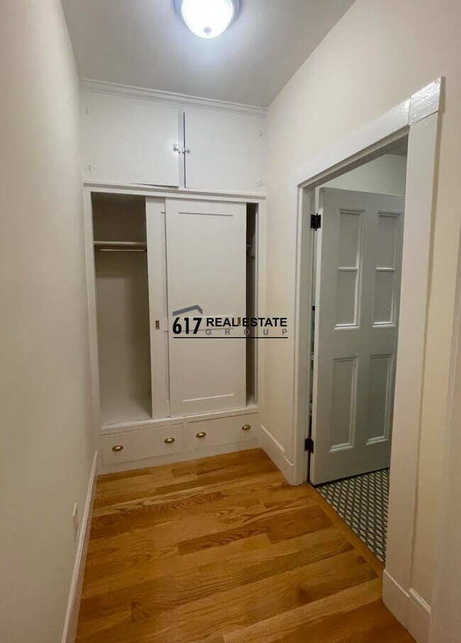 Building Photo - 504 Beacon St