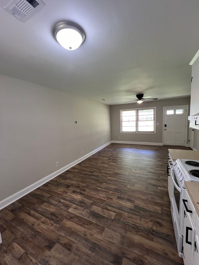 Primary Photo - 836 White Oak Dr