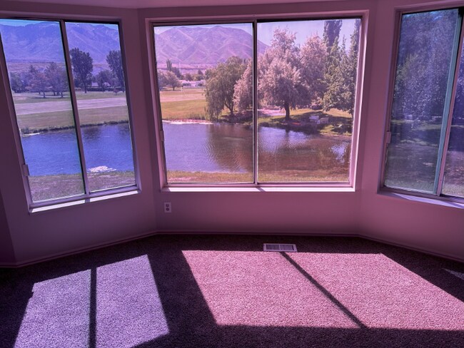 Building Photo - 460 Country Club Dr