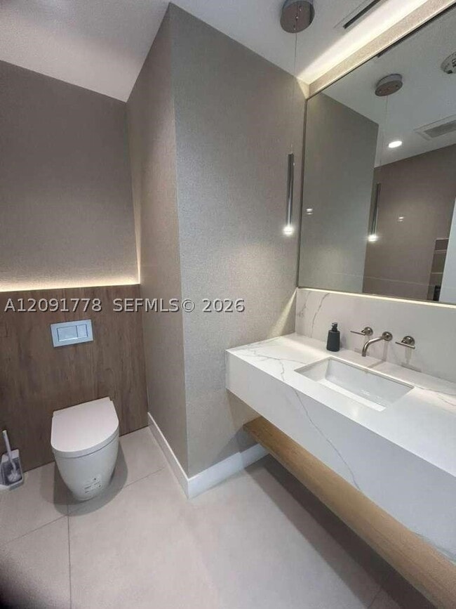 Building Photo - 801 N Venetian Dr
