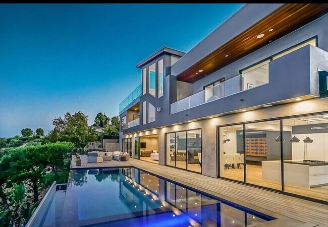 Foto del edificio - 2484 Roscomare Rd