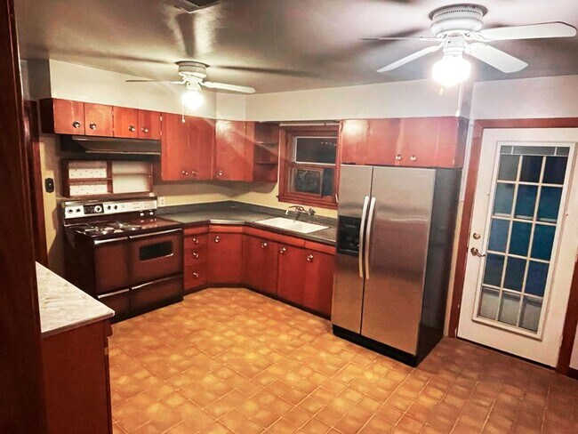 Foto del edificio - Comfortable Home with a Backyard - Bolivar St