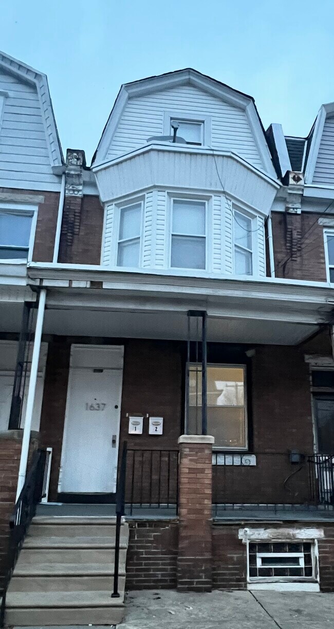 FRENTE DE LA CASA - 1637 Dyre St 2nd Fl.