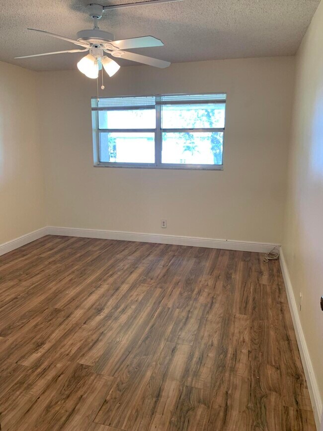 Building Photo - 9811 Sandalfoot Blvd
