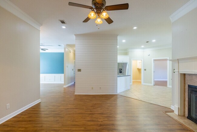 Building Photo - 4004 Grey Oak Dr
