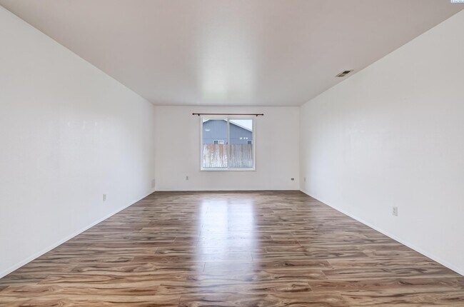 Foto del edificio - Nice Home, Yard care Included