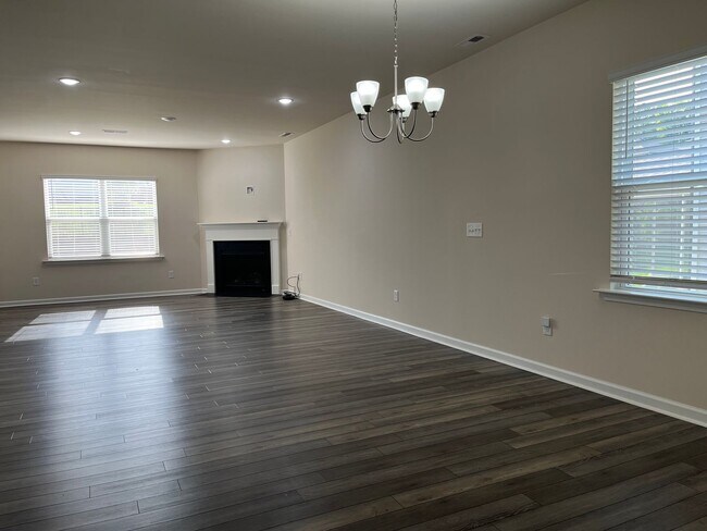 Foto del edificio - AMAZING LOCATION, Fantastic 4 Bed Home, In...