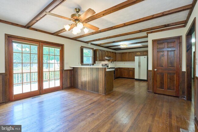 Foto del edificio - 8332 Hilltop Ave