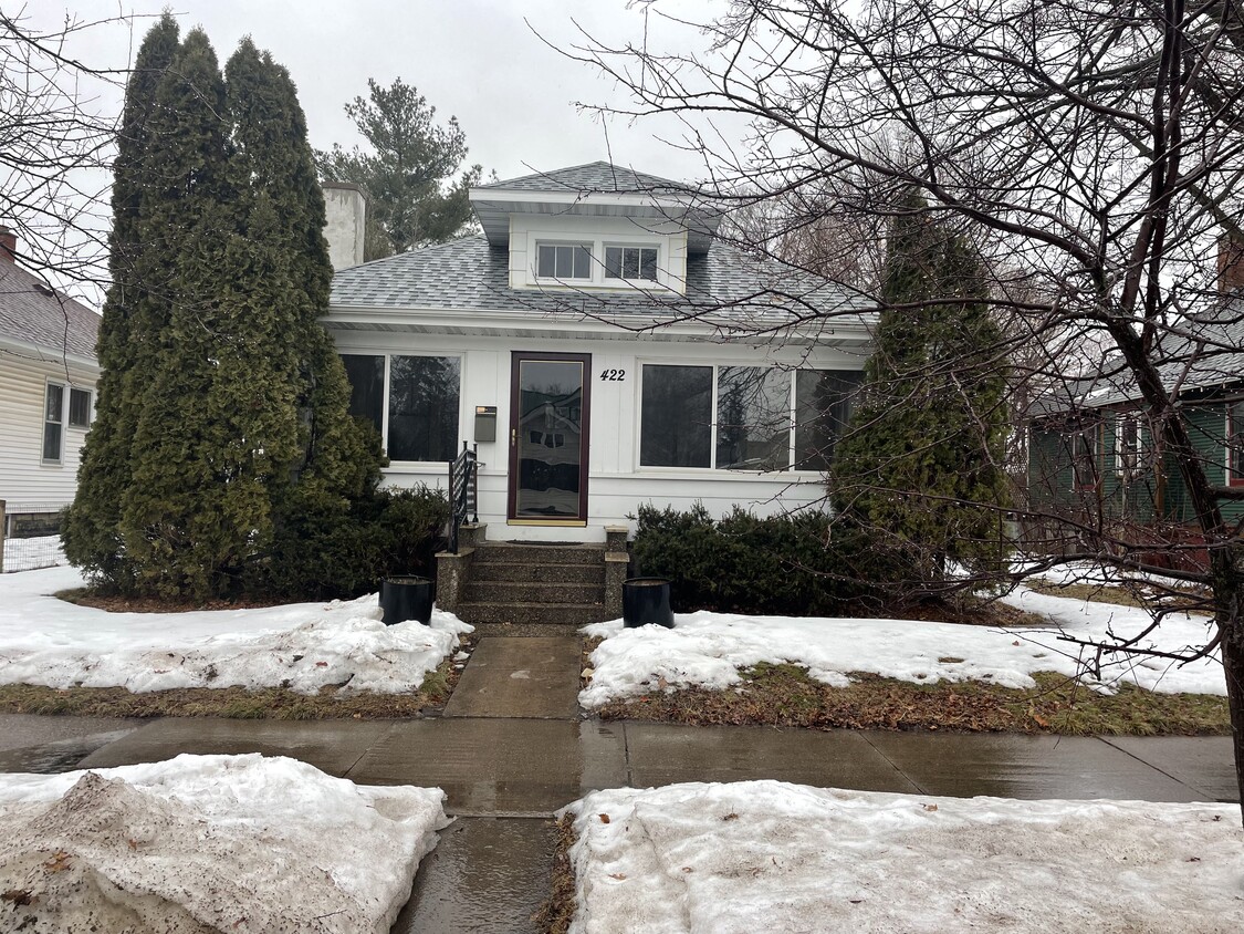 Primary Photo - 422 E Howard St