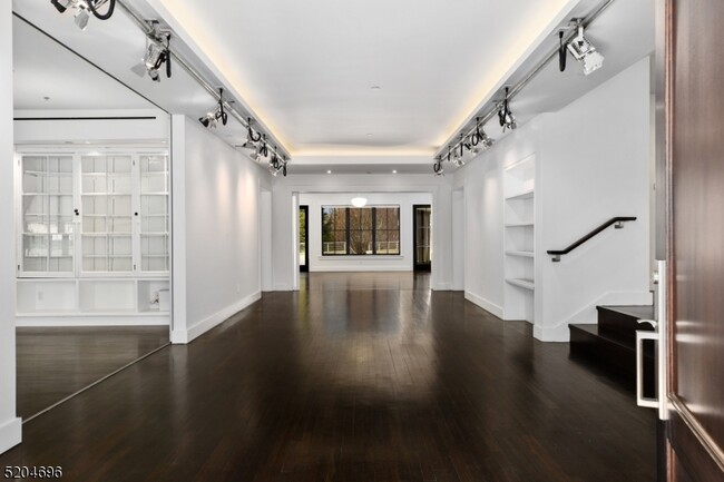 Building Photo - 60 Fernwood Rd