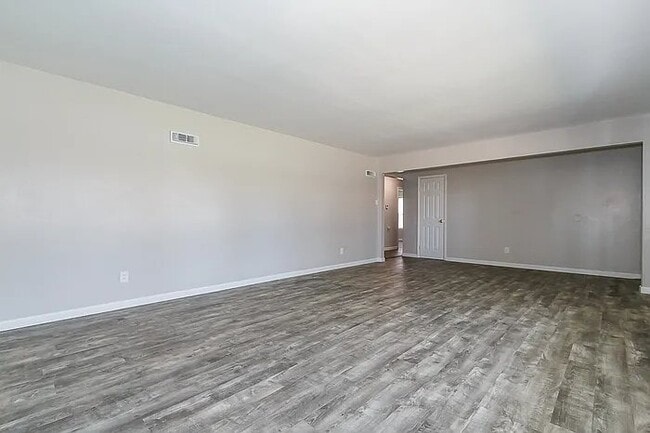 Building Photo - 1126 Lakeview Ave