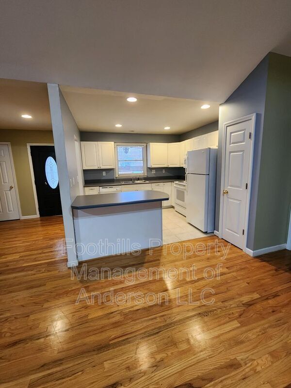 Building Photo - 102 Circle Dr