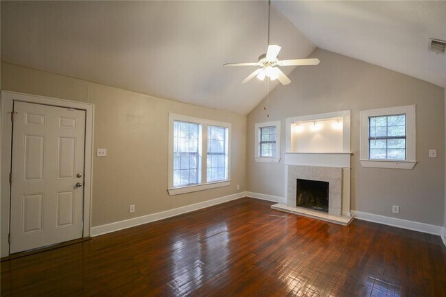 Building Photo - 2500 Manor Rd