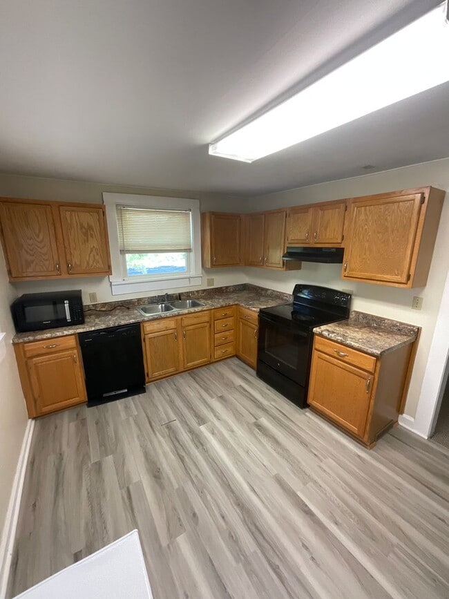 Building Photo - *AVAILABLE AUGUST 2028* 8 BEDROOM GREAT LOCATION