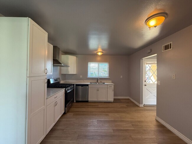 Building Photo - M12150